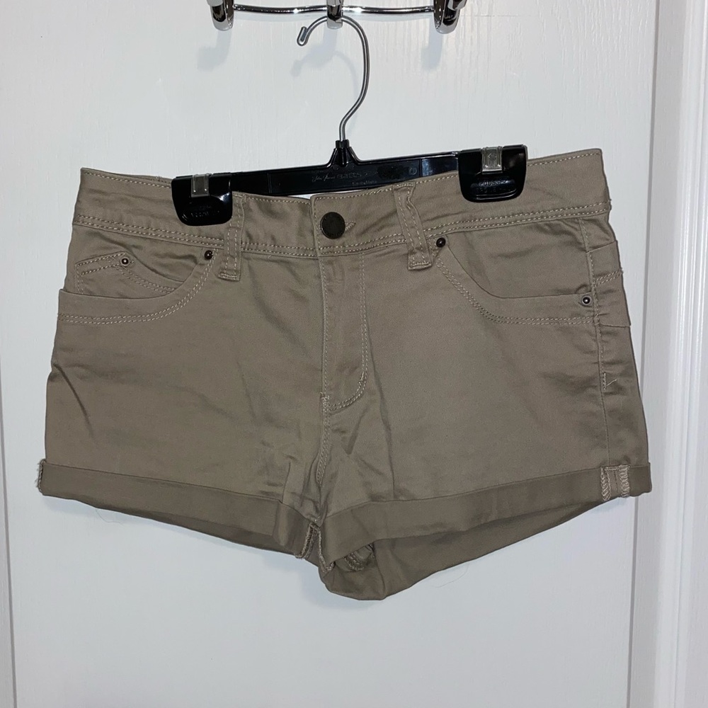 Wannabettabutt? Brown shorts!